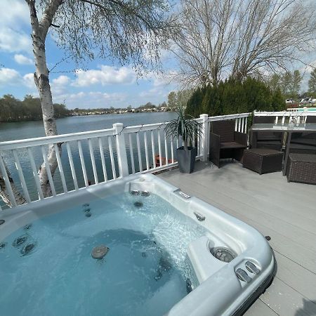 Lakeside Retreat 4 With Hot Tub, Private Fishing Peg Situated At Tattershall Lakes Country Park Eksteriør billede