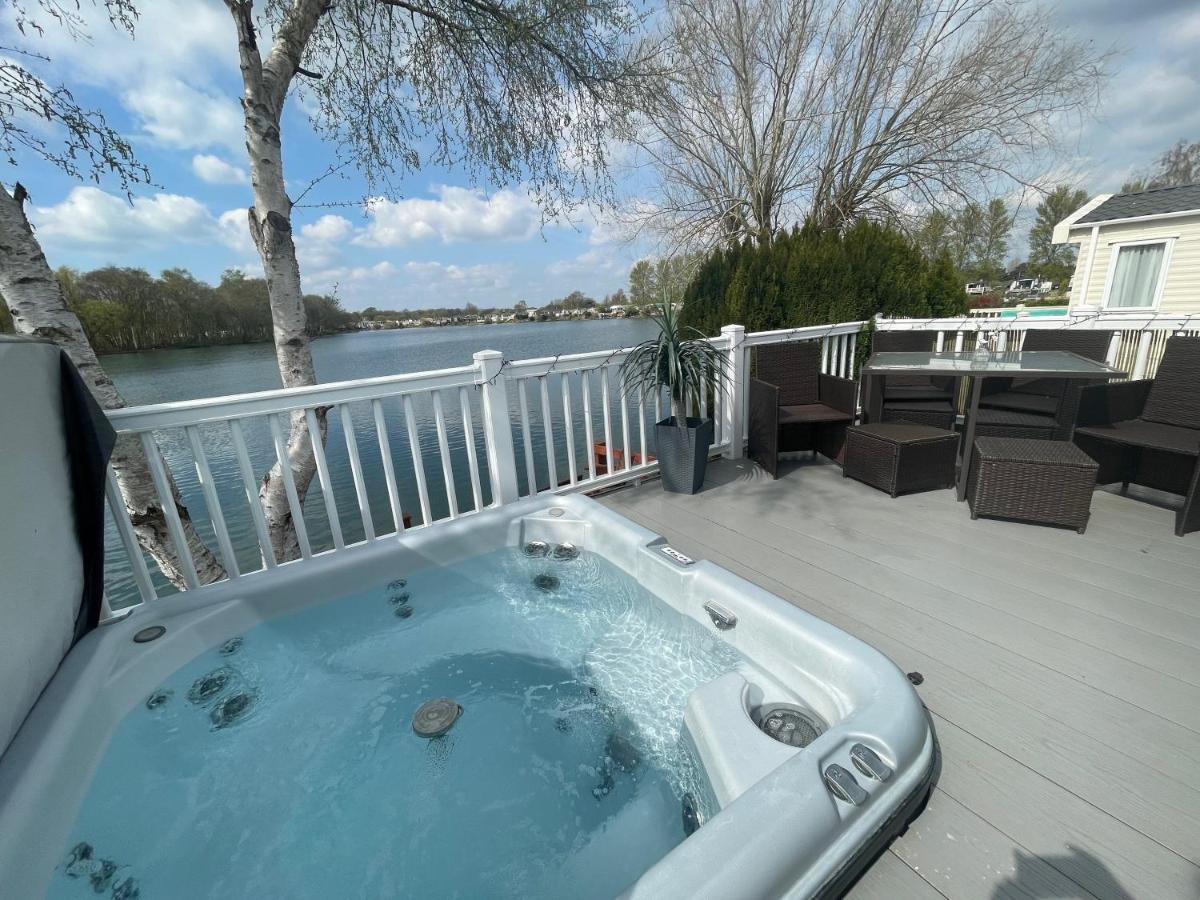 Lakeside Retreat 4 With Hot Tub, Private Fishing Peg Situated At Tattershall Lakes Country Park Eksteriør billede