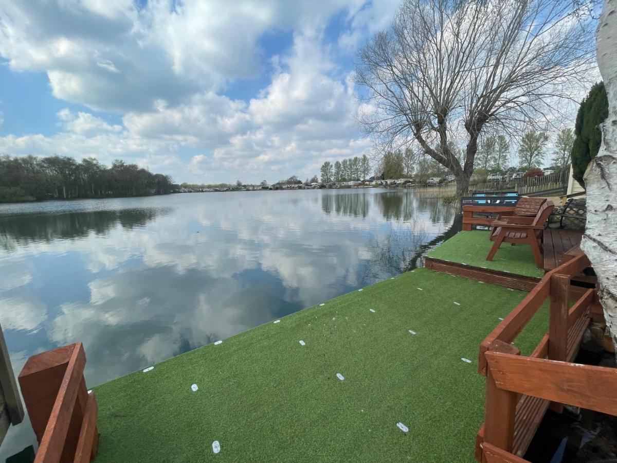 Lakeside Retreat 4 With Hot Tub, Private Fishing Peg Situated At Tattershall Lakes Country Park Eksteriør billede