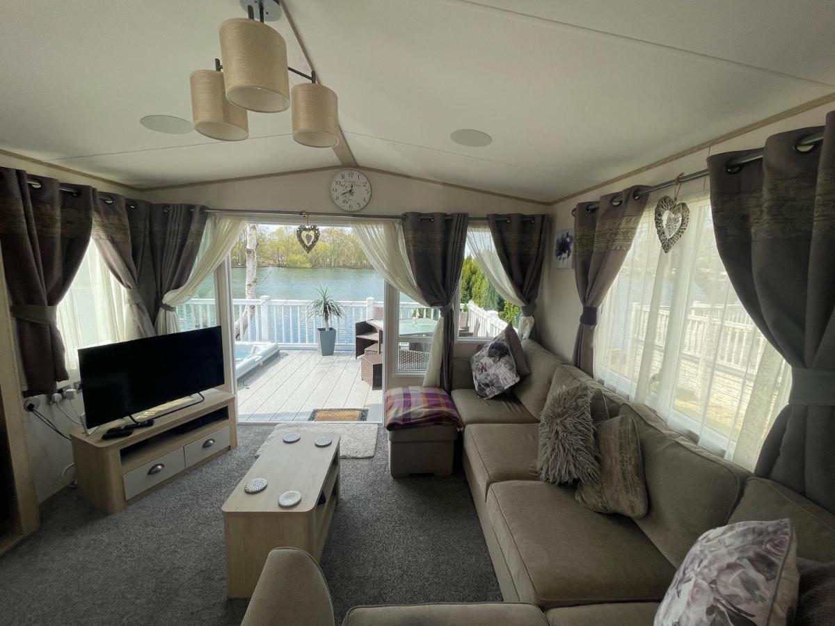 Lakeside Retreat 4 With Hot Tub, Private Fishing Peg Situated At Tattershall Lakes Country Park Eksteriør billede