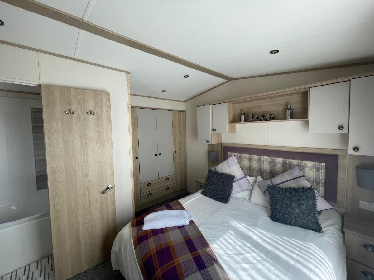 Lakeside Retreat 4 With Hot Tub, Private Fishing Peg Situated At Tattershall Lakes Country Park Eksteriør billede