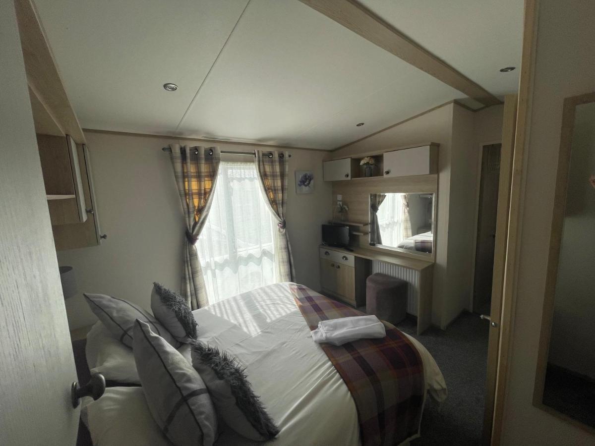 Lakeside Retreat 4 With Hot Tub, Private Fishing Peg Situated At Tattershall Lakes Country Park Eksteriør billede