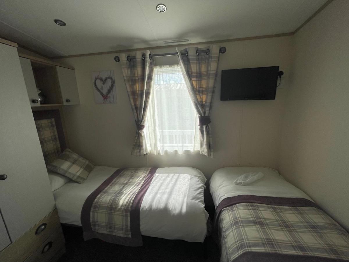 Lakeside Retreat 4 With Hot Tub, Private Fishing Peg Situated At Tattershall Lakes Country Park Eksteriør billede