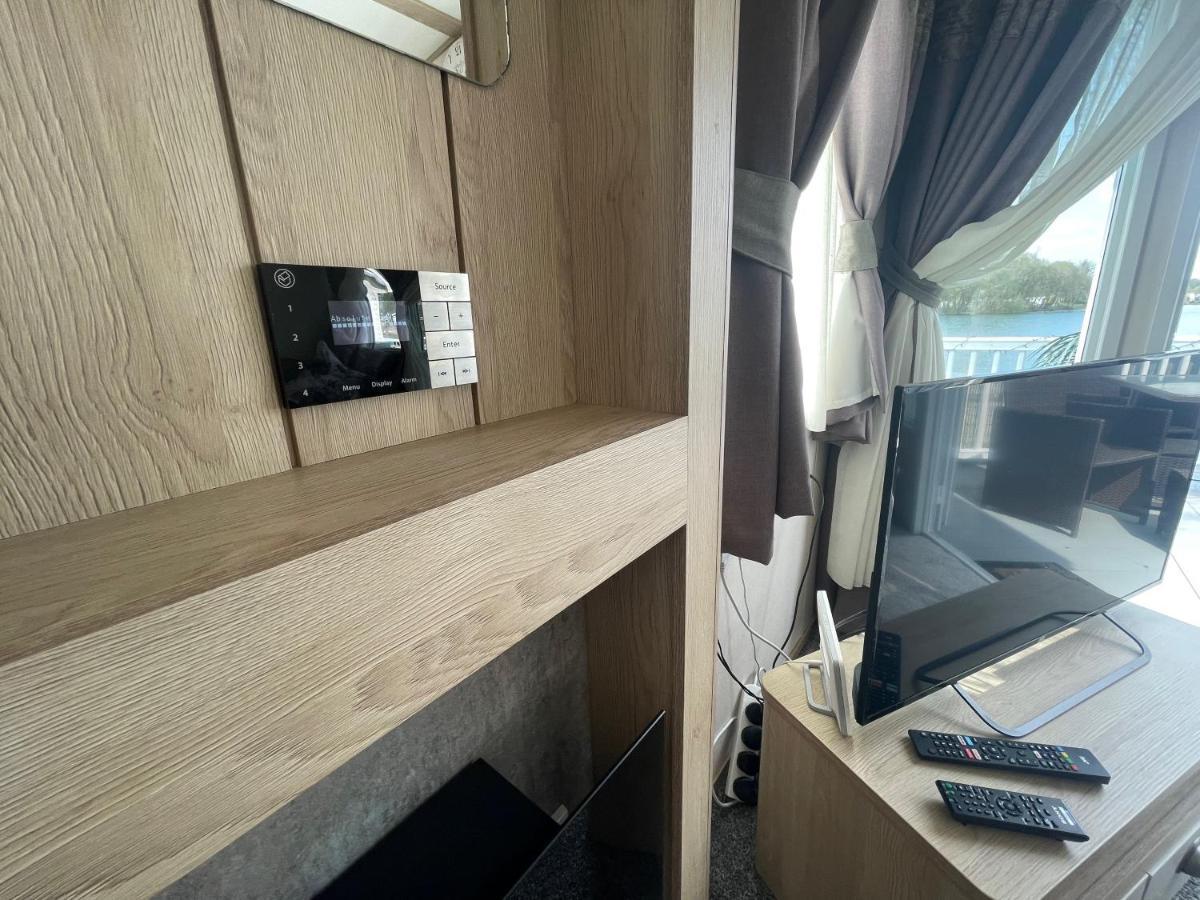 Lakeside Retreat 4 With Hot Tub, Private Fishing Peg Situated At Tattershall Lakes Country Park Eksteriør billede