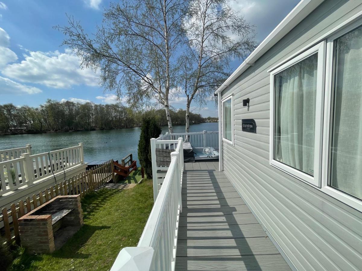 Lakeside Retreat 4 With Hot Tub, Private Fishing Peg Situated At Tattershall Lakes Country Park Eksteriør billede