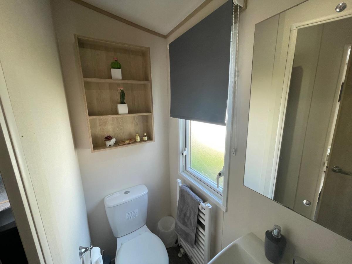 Lakeside Retreat 4 With Hot Tub, Private Fishing Peg Situated At Tattershall Lakes Country Park Eksteriør billede