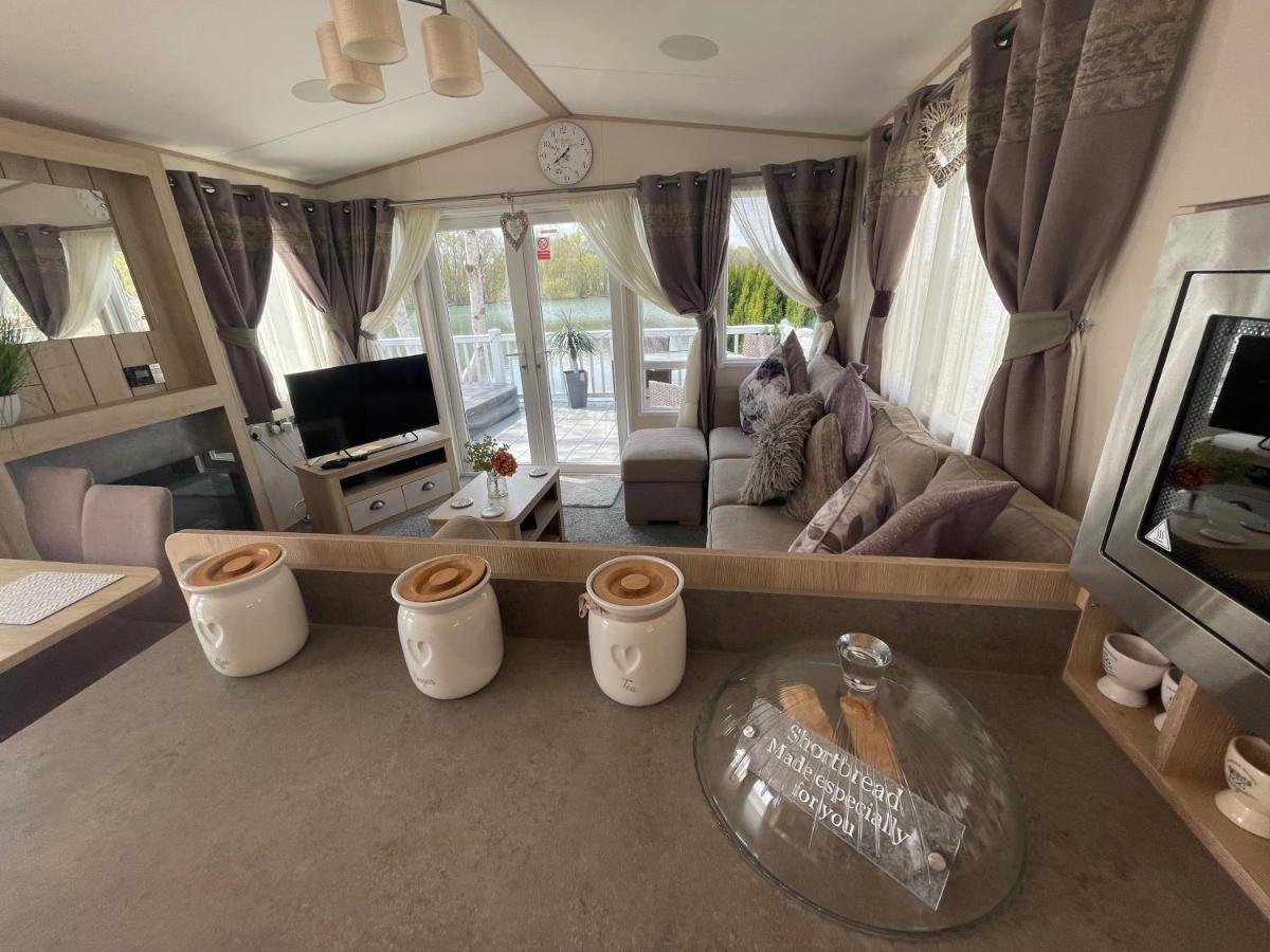 Lakeside Retreat 4 With Hot Tub, Private Fishing Peg Situated At Tattershall Lakes Country Park Eksteriør billede